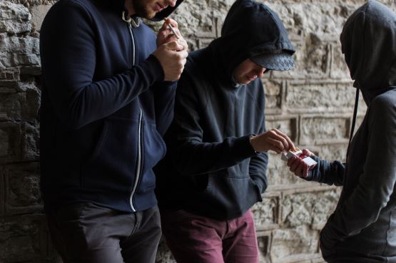 Malas amistades detectives siguen casos que afectan a las familias